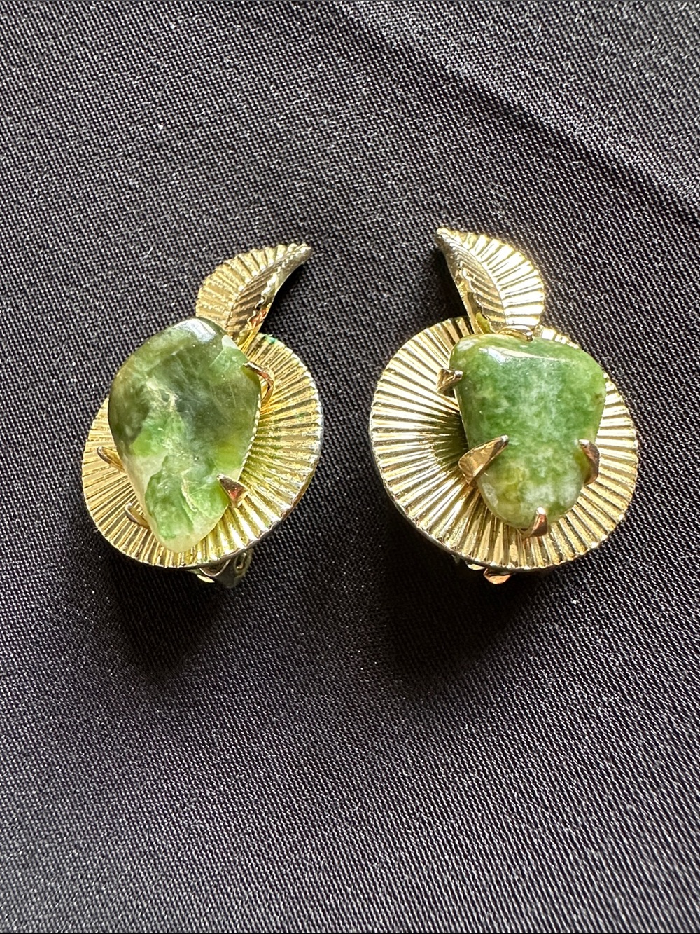 Vintage Coro GUC jade clip on earrings in goldtone plated leaf design - Picture 1 of 6